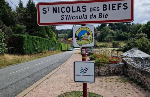 Saint-Nicolas-des-Biefs Cottage | Charming cottage with pets allowed and Wi-Fi in Saint-Nicolas-des-Biefs