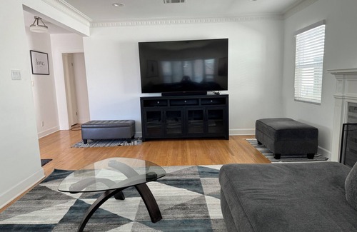 Ladera Heights House | Charming 3-bedroom house with WiFi and AC in View Park-Windsor Hills near LAX.