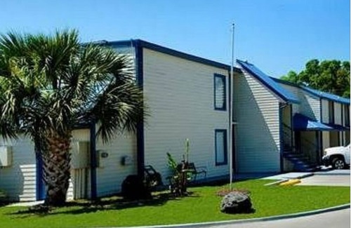 Biloxi Apartment | Charming 1-2 BD apt/townhome. Secure, behind Treasure Bay. Near beach access.