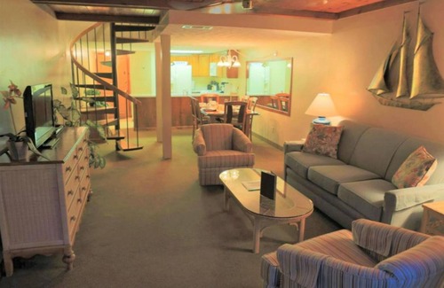 Biloxi Apartment | Charming 1-2 BD apt/townhome. Secure, behind Treasure Bay. Near beach access.