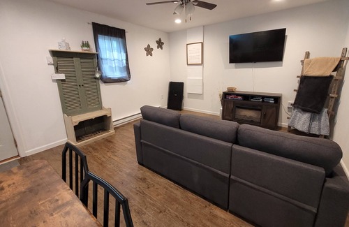 Farmington House | Charming 1-bd house in Downtown Farmington, 1block from Police & Fire stations