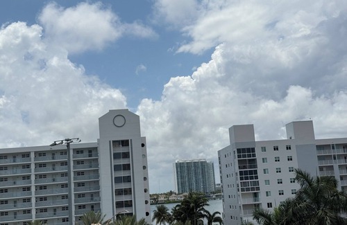Sunny Isles Beach Condo | Charming 1-bedroom condo in superb Sunny Isles Beach with AC