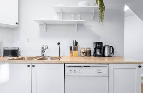 Barrie Apartment | Charming 1-bed basement, WI-fi & Pull Out Sofa
