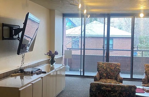 East Central Condo | Charming 1 Bed Condo, Only 15 Minute Walk to Downtown