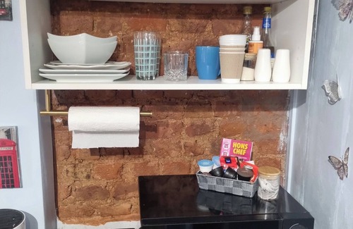 Fulwell and Hampton Hill Apartment | Charming 1-bed Studio Annex,parking,kitchen,wifi