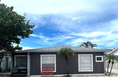 Redington Shores Cottage | Charming 1-bedroom1 -bath Place 100 steps to the beach Redington Shores, FL