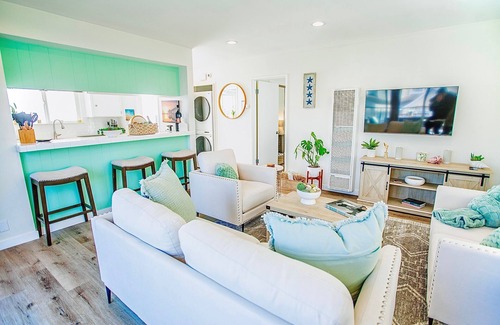 The Strand Apartment | Charming 1-bedroom beach house in downtown Manhattan Beach steps from the sand