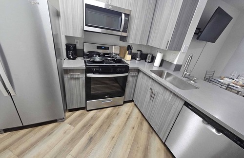 Marina del Rey Apartment | Charming 1-Bedroom by the Ocean · Free Parking · Pool · Gym · Hot Tub · BBQ