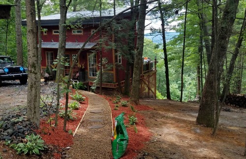 West Jefferson Cabin | Charming 1+-bedroom cabin in marvelous West Jefferson with incredible views