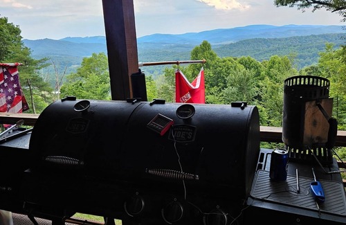 West Jefferson Cabin | Charming 1+-bedroom cabin in marvelous West Jefferson with incredible views