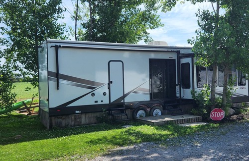 Prince Edward House | Charming 1-bedroom mobile home with WiFi, AC in fabulous Prince Edward county