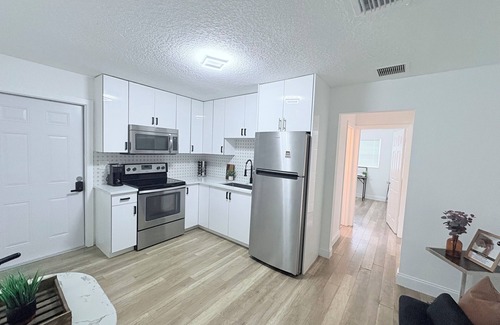 Lake Worth Apartment | Charming 1-bedroom apartment in fabulous Greenacres with AC