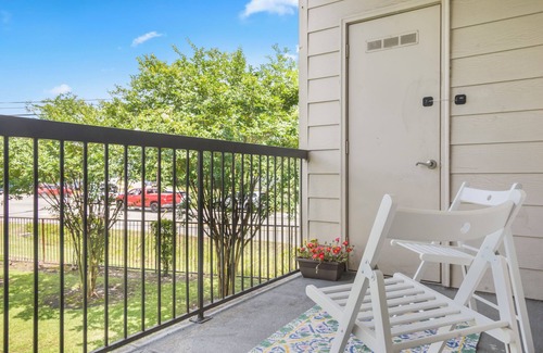 Alden Bridge Apartment | Charming 1-bedroom apartment in Magnolia with fitness room, AC