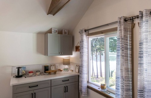 Seabeck Apartment | Charming 1-bedroom apartment with deck to view beautiful Seabeck Bay