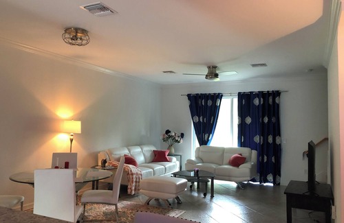 North Naples Apartment | Charming 1-bedroom apartment 5 min from the beach shopping malls and restaurant