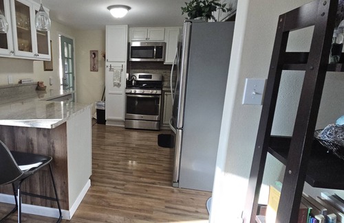 West End Apartment | Charming 1-bedroom apartment in delightful Tacoma with WiFi