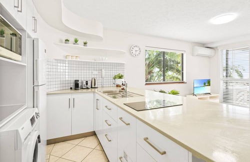 Cairns Central Business District Apartment | Charming 1-Bedroom Apartment with Rooftop Pool & Prime Cairns Location