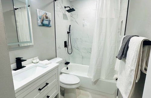 Clearwater Condo | Charming 1-bedroom condo in Beautiful Clearwater with AC, Pool, WiFi
