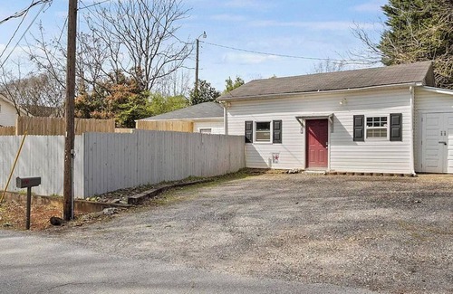 Sans Souci Cottage | Charming 1-bedroom cottage in Greenville, SC with fenced in yard
