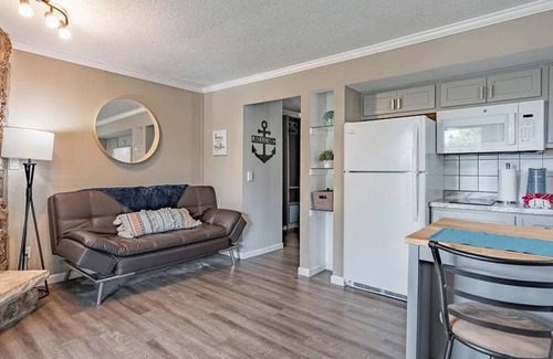 Lake Ozark Condo | Charming 1-bedroom condo in Lake Ozark. On the lake in prime location-4MM