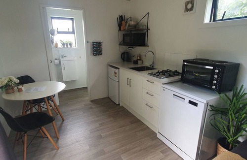 Waihi Cabin | Charming 1-bedroom cabin in brilliant Waihi with AC