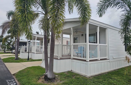 Bayshore Gardens Cottage | Charming 1-bedroom cottage in delightful Bradenton with fitness room, AC