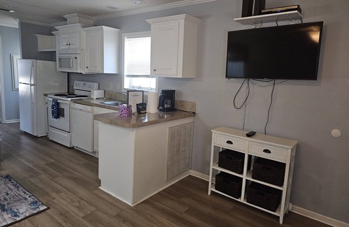 Bayshore Gardens Cottage | Charming 1-bedroom cottage in peaceful RV Resort only 7 Miles from beaches