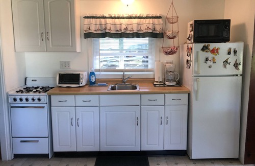 Mid-Coast and Islands Cottage | Charming 1 Bedroom Coastal Cottage. Steps Away From Stovers Point Beach