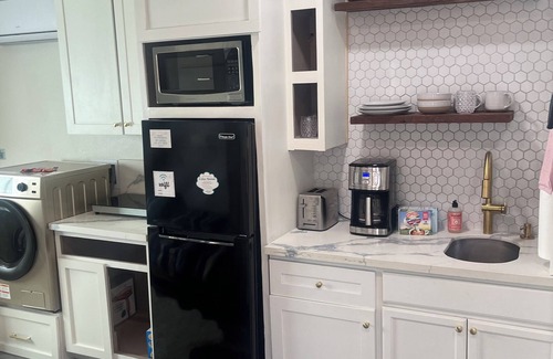 Rio Linda Cottage | Charming 1-bedroom cottage in pleasant Rio Linda with WiFi, AC