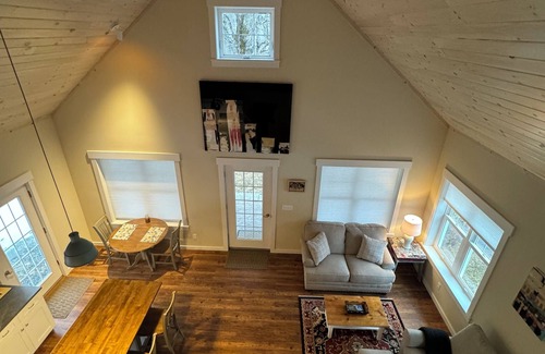 Woodstock Cottage | Charming 1-bedroom cottage on a pond in Woodstock with WiFi and AC