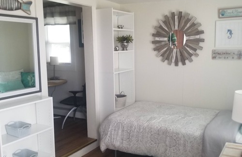 Hampton Cottage | Charming 1-bedroom cottage in lovely Hampton directly across from beach.