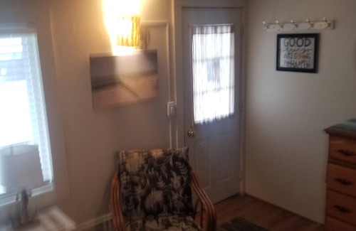 Hampton Cottage | Charming 1-bedroom cottage in lovely Hampton directly across from beach.
