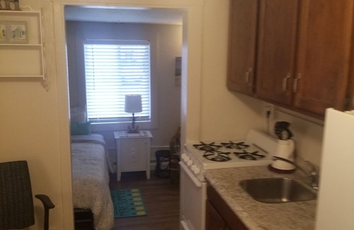 Hampton Cottage | Charming 1-bedroom cottage in lovely Hampton directly across from beach.