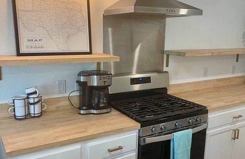 Tyler Cottage | Charming 1-bedroom cottage central to town, close to hospitals