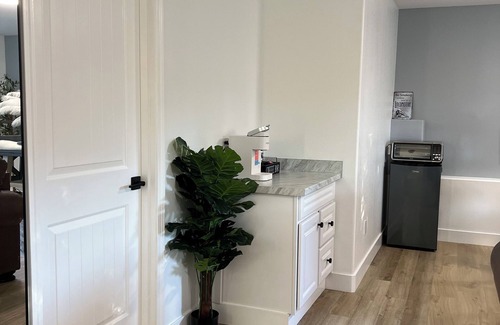Marysville House | Charming 1-bedroom downstairs unit/suite with living room and AC in Marysville