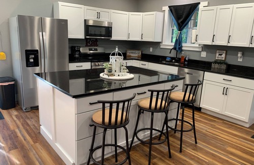 Florence House | Charming 1-bedroom house in serene Otterville with AC