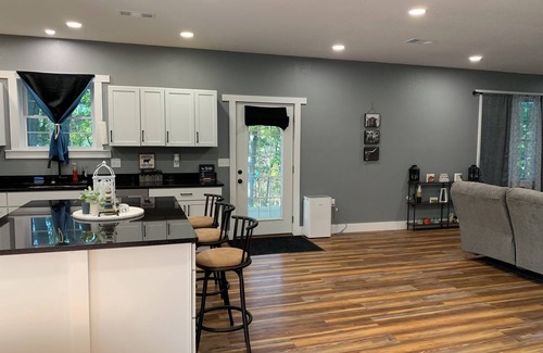 Florence House | Charming 1-bedroom house in serene Otterville with AC