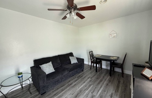 Hawthorne House | Charming 1-bedroom house in Hawthorne with AC