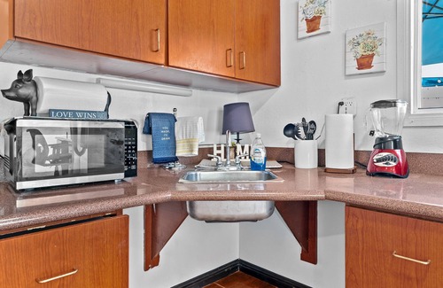 Inglewood House | Charming 1-bedroom house in delightful Inglewood with AC