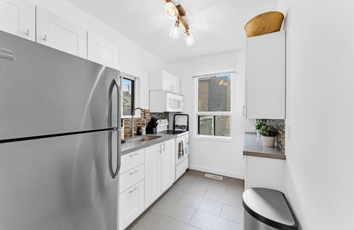 Upper Beaches House | Charming 1-bedroom house with AC, 5 mins to the beach, Fast Wifi