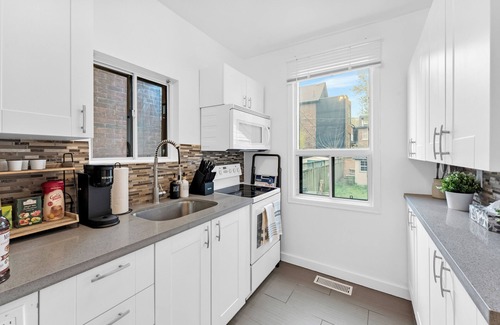 Upper Beaches House | Charming 1-bedroom house with AC, 5 mins to the beach, Fast Wifi