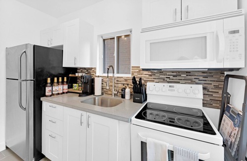 Upper Beaches House | Charming 1-bedroom house with AC, 5 mins to the beach, Fast Wifi