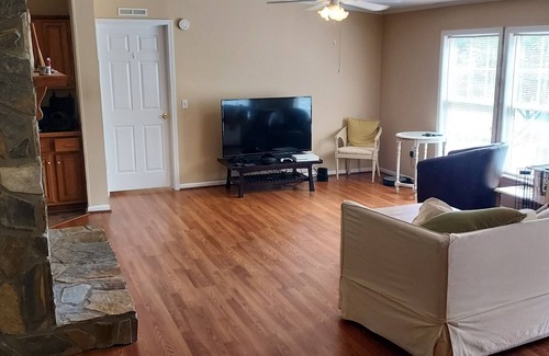 Westlake Corner House | Charming 1-bedroom house in lovely Moneta with WiFi, AC