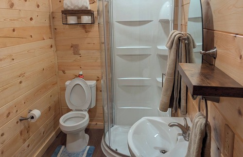 Titus Cabin | Charming 1-bedroom Log Cabin on Lake Jordan with water front, large deck ,AC,