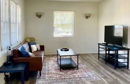 Ventura Cottage | Charming 1 bedroom near Downtown, beaches, and hospitals