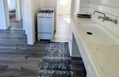 Ventura Cottage | Charming 1 bedroom near Downtown, beaches, and hospitals