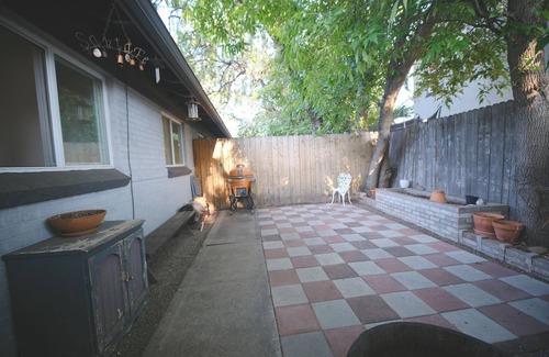 Whittier House | Charming 1-bedroom rowhome in Denver near downtown