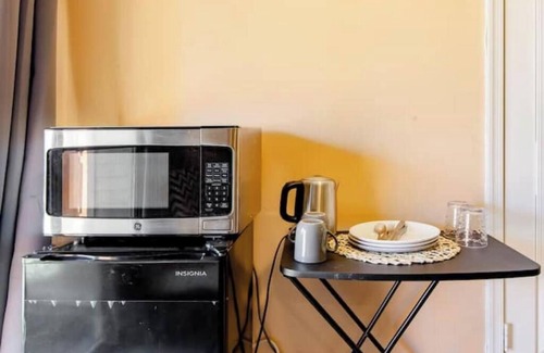 Lanham House | Charming 1-bedroom townhome in Lanham with AC