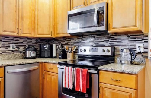 Lanham House | Charming 1-bedroom townhome in Lanham with AC