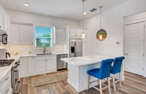 Coral Cove Apartment | Charming 1-bedroom upstairs apartment in private Sarasota Community.